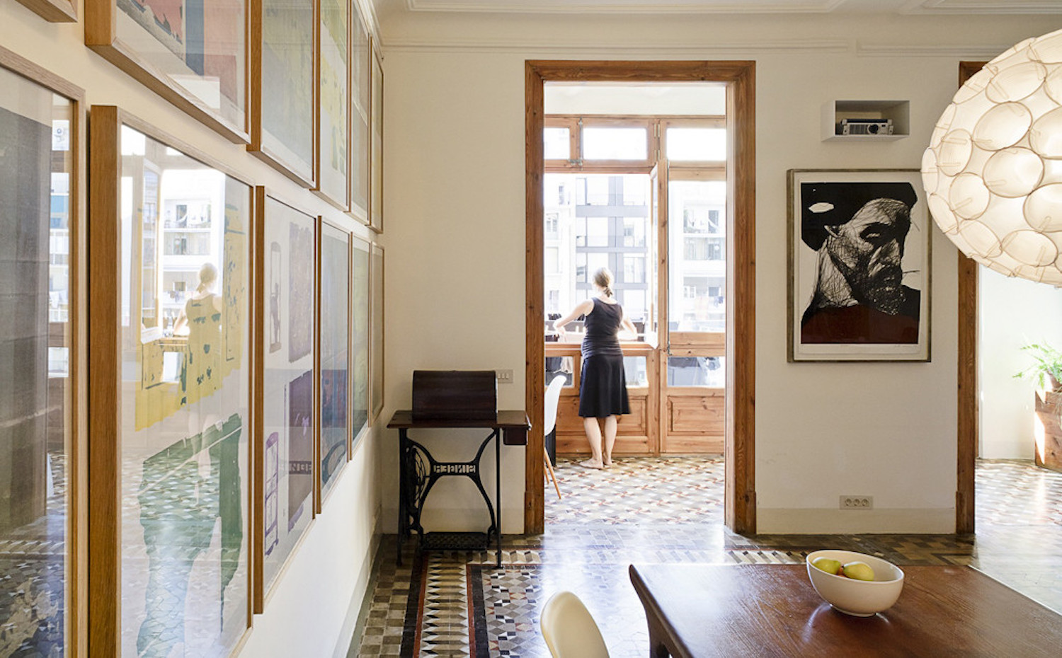 Una galería para trabajar, mirar y comer en la terraza reforma del estudio Anna & Eugeni Bach