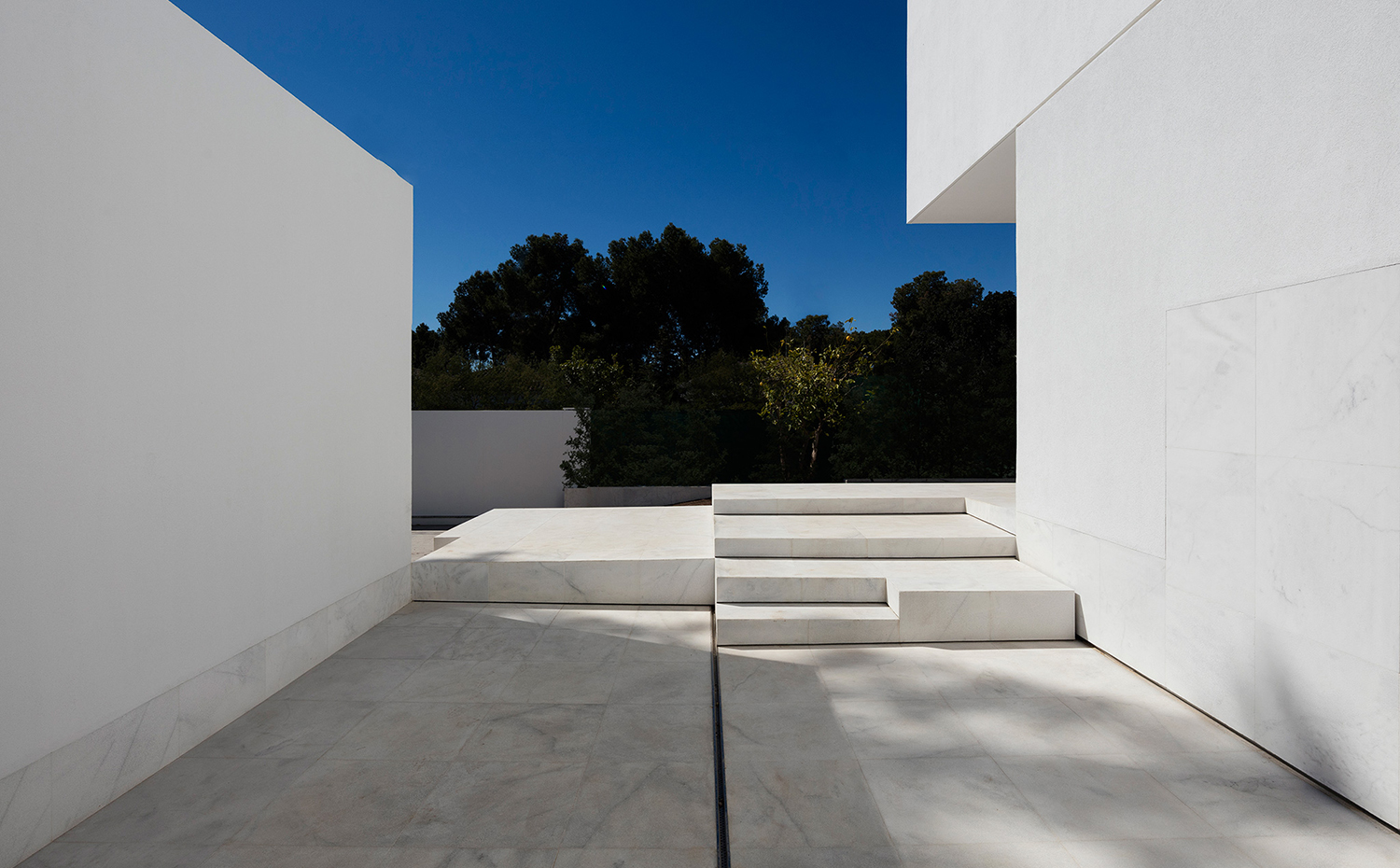 Belleza pétrea. revestimientos Casa entre la Pinada en Paterna (Valencia), arquitecto Fran Silvestre mármol