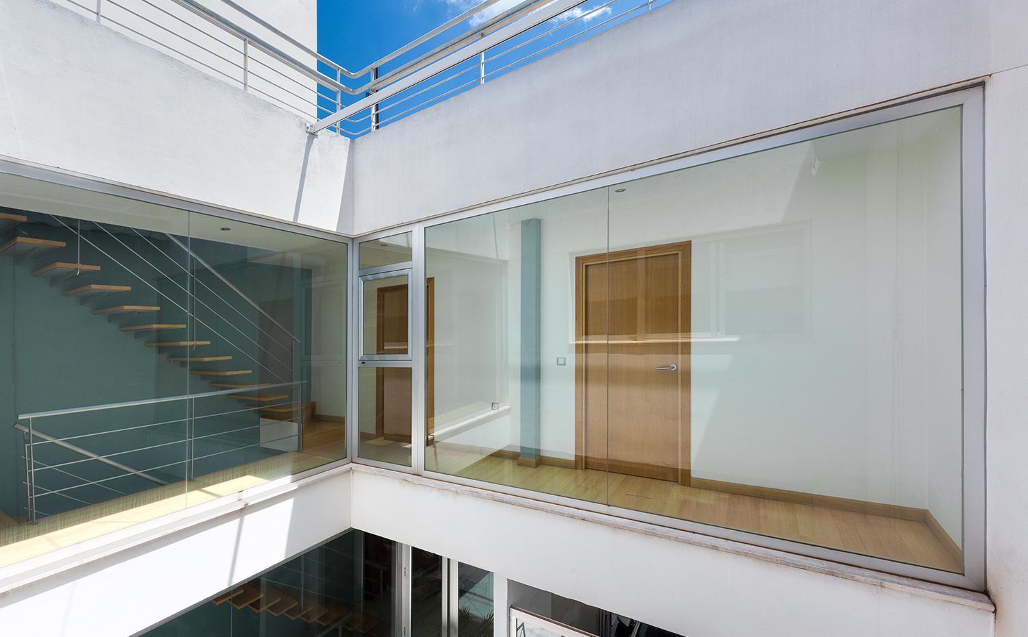 09,Tiro de Linea,fotowork.es. Destaca la luminosidad de cada espacio gracias a amplios ventanales dispuestos por toda la vertical del patio, incidiendo en cada habitación