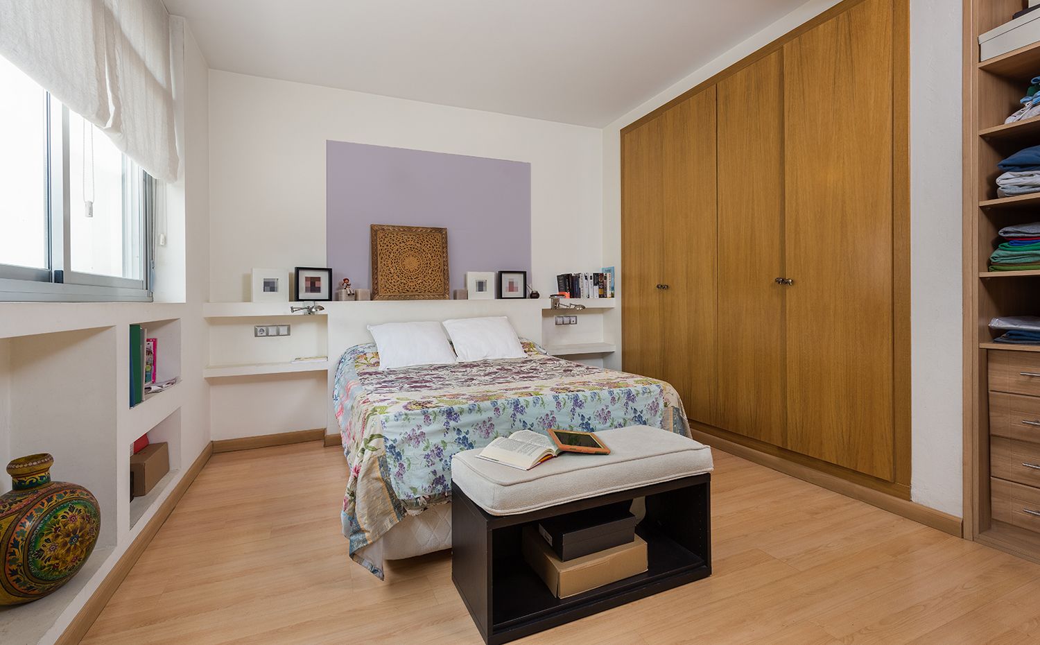10,Tiro de Linea,fotowork.es. En los dormitorios se combina el blanco impoluto con madera natural buscando crear espacios cálidos y acogedores