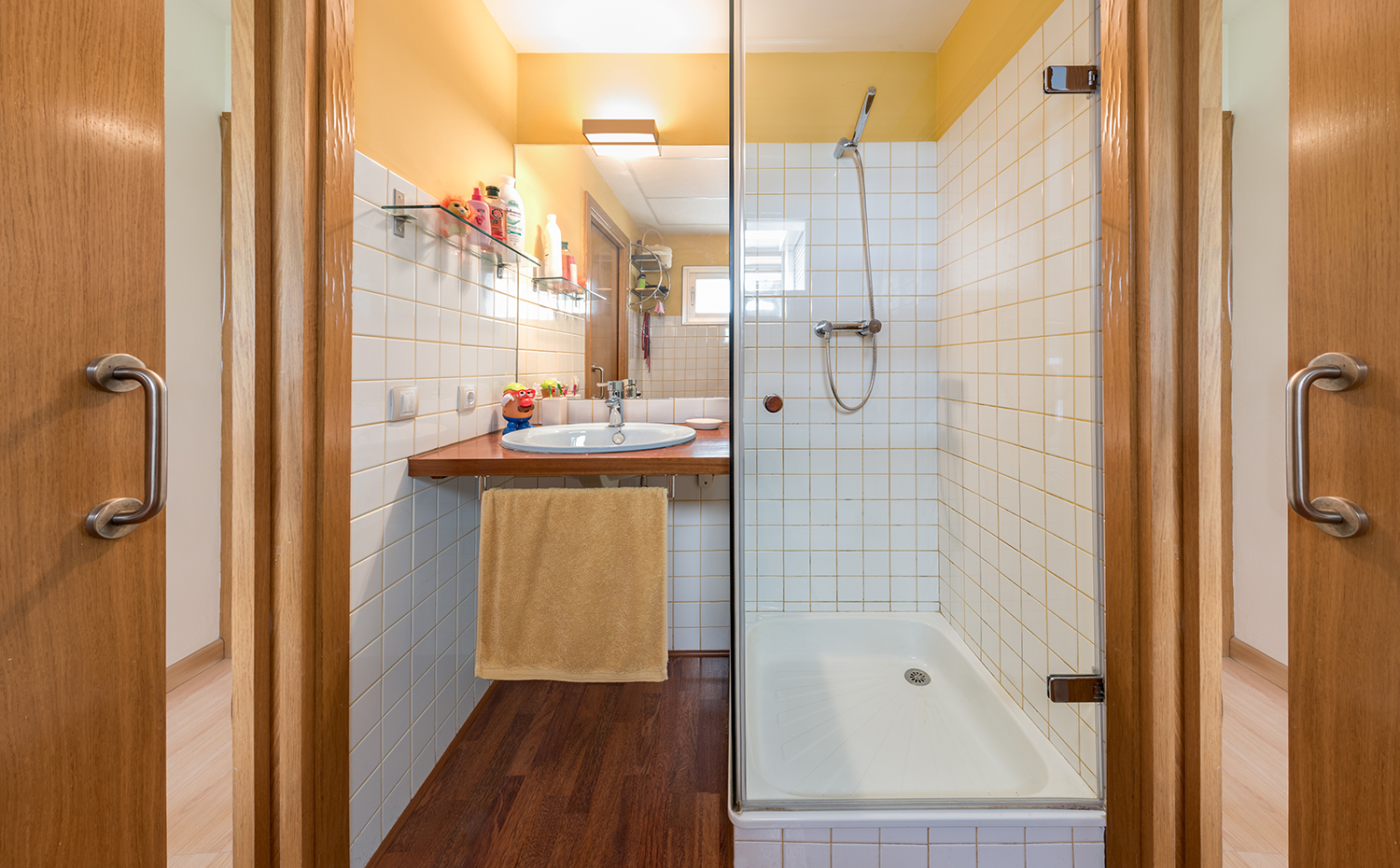 13,Tiro de Linea,fotowork.es. El baño secundario cuenta con un diseño sencillo y funcional apto para los más pequeños de la casa, con aplacados de gres con llagas pintadas en color para una apuesta más juvenil