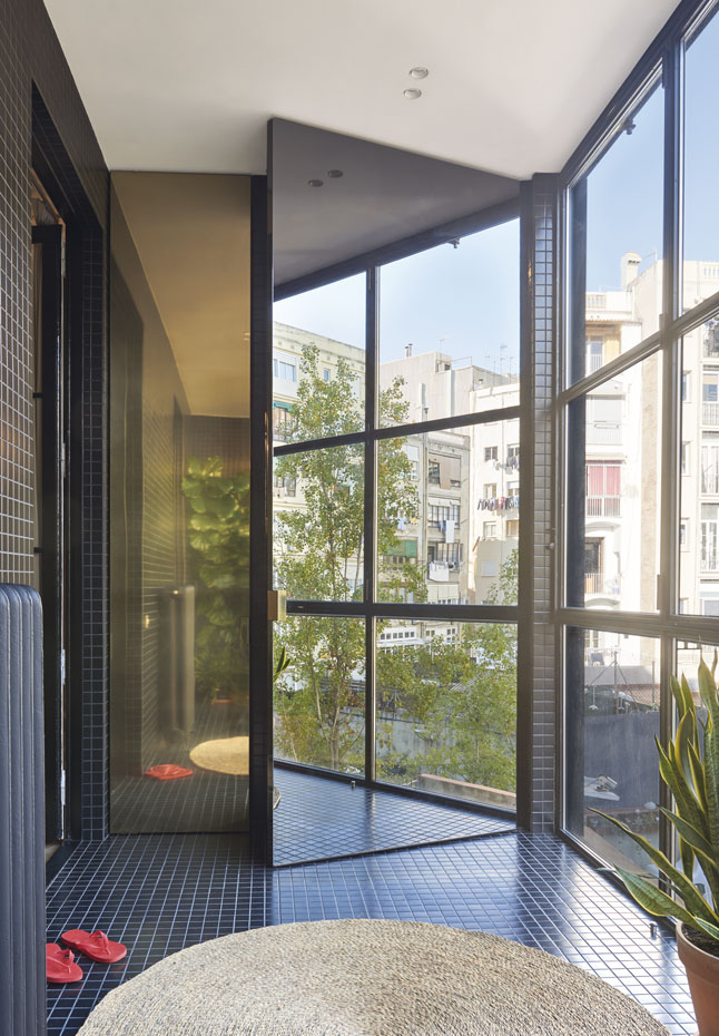 930-AyD-Aribau152 03. Los arquitectos han ideado una original capintería metálica plegable, en espejo y latón, realizada por SCP, para acceder al baño
