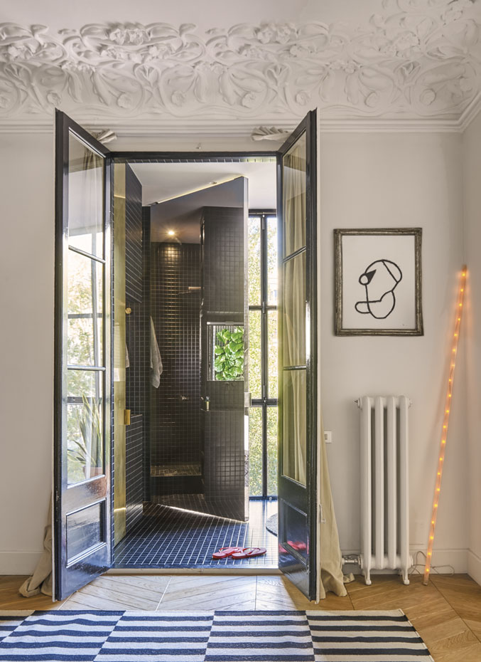 930-AyD-Aribau152 13. La puerta de espejo que separa el baño de la galería produce un mágico juego de reflejos y espacios duplicados al abrirse, a la vez que proporciona intimidad respecto del patio interior de manzana