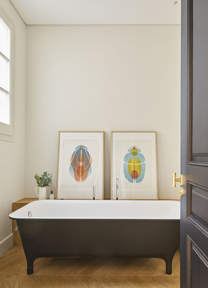 930-AyD-Aribau152 29. Bañera Morphing, diseño de Ludovica + Roberto Palomba para Kos. Grifería Savoir, de Matteo Thun con Antonio Rodríguez para Zuchetti. Láminas de la serie Beetle, de Note Design Studio, 2014