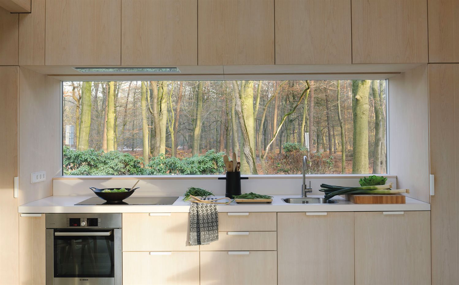 930-si--031 DSC7002. La cocina abierta es otro de los recursos de esta casa para disfrutar del espacio en compañía. Se ha diseñado en madera de Corian