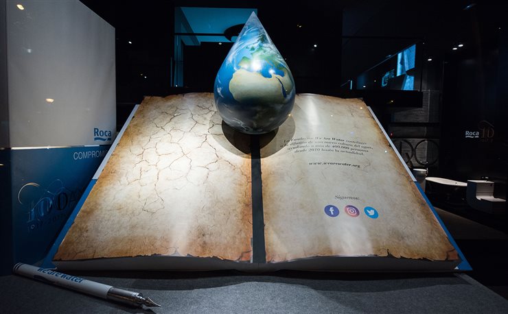 El diseño del escaparate, obra de CuldeSac, muestra el compromiso de Roca con el ahorro de agua y la gestión sostenible de los recursos hídricos