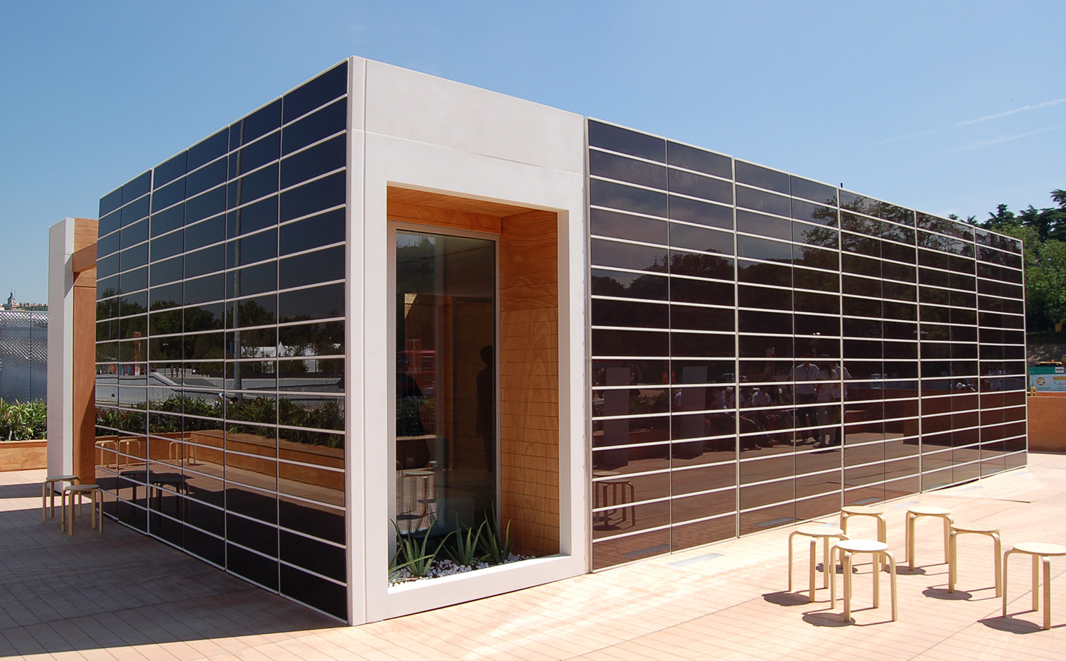 dsc 00991. Vidrio solar Onyx en la Solar House desarrollada por un equipo de estudiantes de la universidad CEU Cardenal Herrera de Valencia para el Solar Decathlon Europe 2010