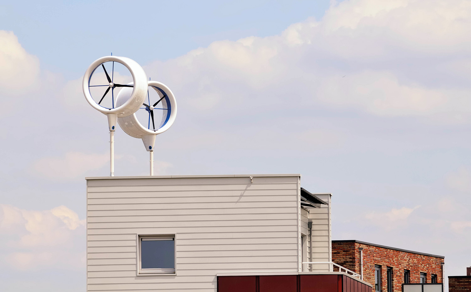 residential-wind-turbines. Las turbinas mini eólicas residenciales son aparatos que no pesan más de 100 kg, generan un ruido inferior a los 45 dB y tienen un coste alrededor de los 3.000 €. Eso las convierte en el recurso energético con el retorno de inversión más rápido y rentable