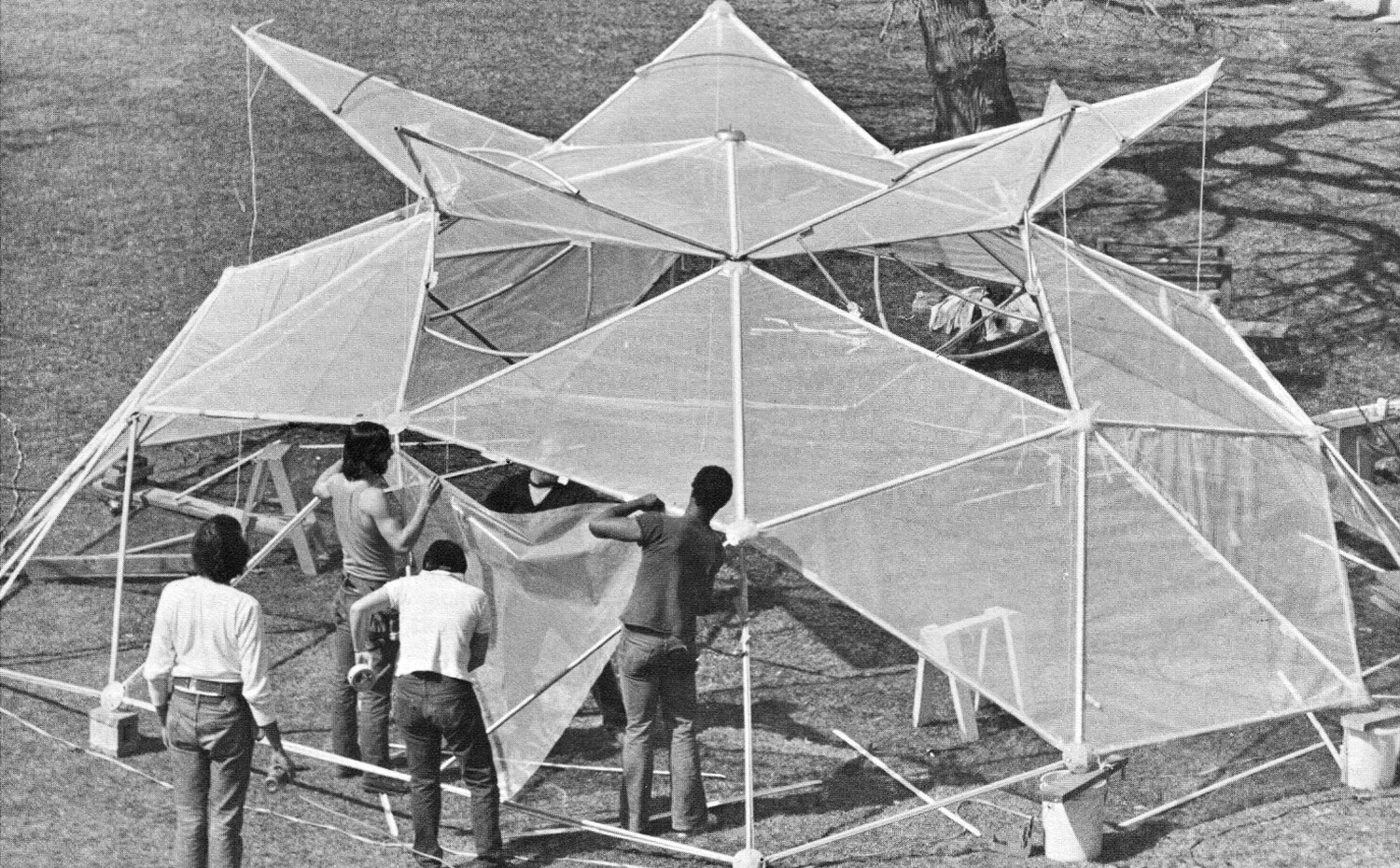 Unknown. El colectivo canadiense The New Alchemists proyectó a finales de la década de 1960 la primera vivienda autosuficiente en electricidad, agua e incluso producción de alimentos, convirtiéndose en pioneros en el camino hacia la vivienda sostenible