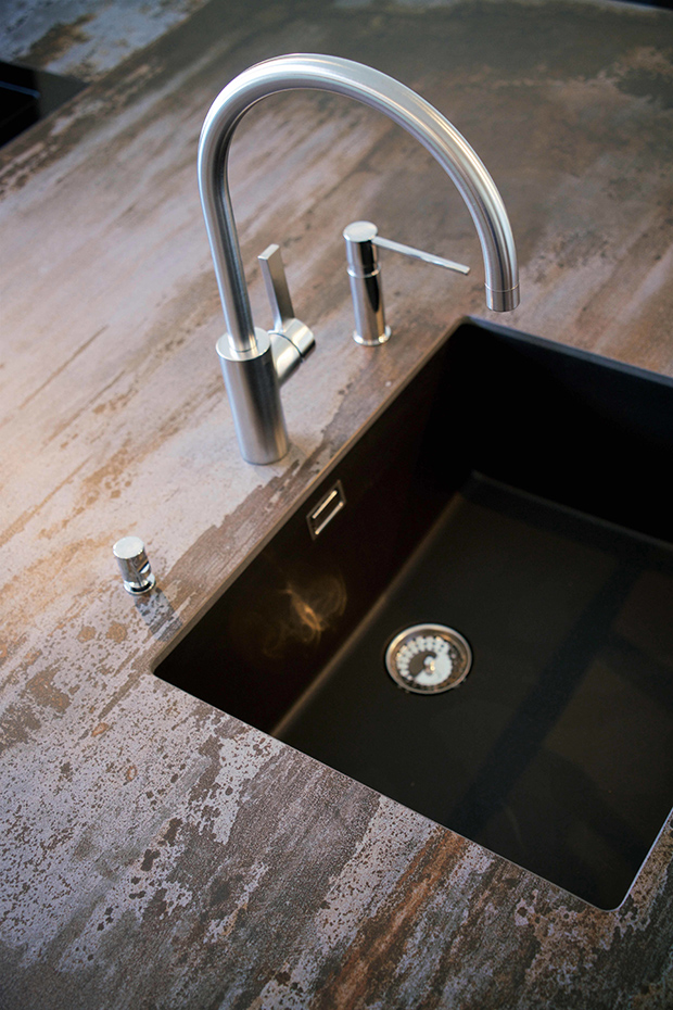 Dekton Trilium Bürgisser Neuhaus (CH) 04. Trilium nació en 2016 convirtiéndose en el primer color ecológico de Dekton®. Ofrece una mezcla de colores inspirados en las piedras volcánicas y unos toques grises y negros intensos