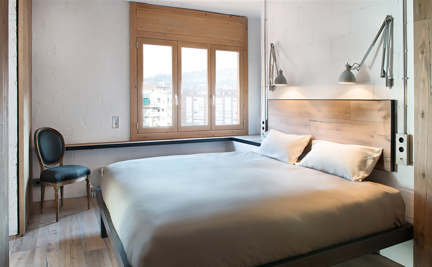 Sencillez e iluminación dormitorio mini