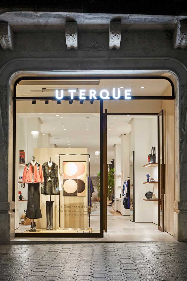 Escaparate de la tienda de Uterqüe en Barcelona con obras de Regina Giménez. Escaparate de la tienda en Barcelona 