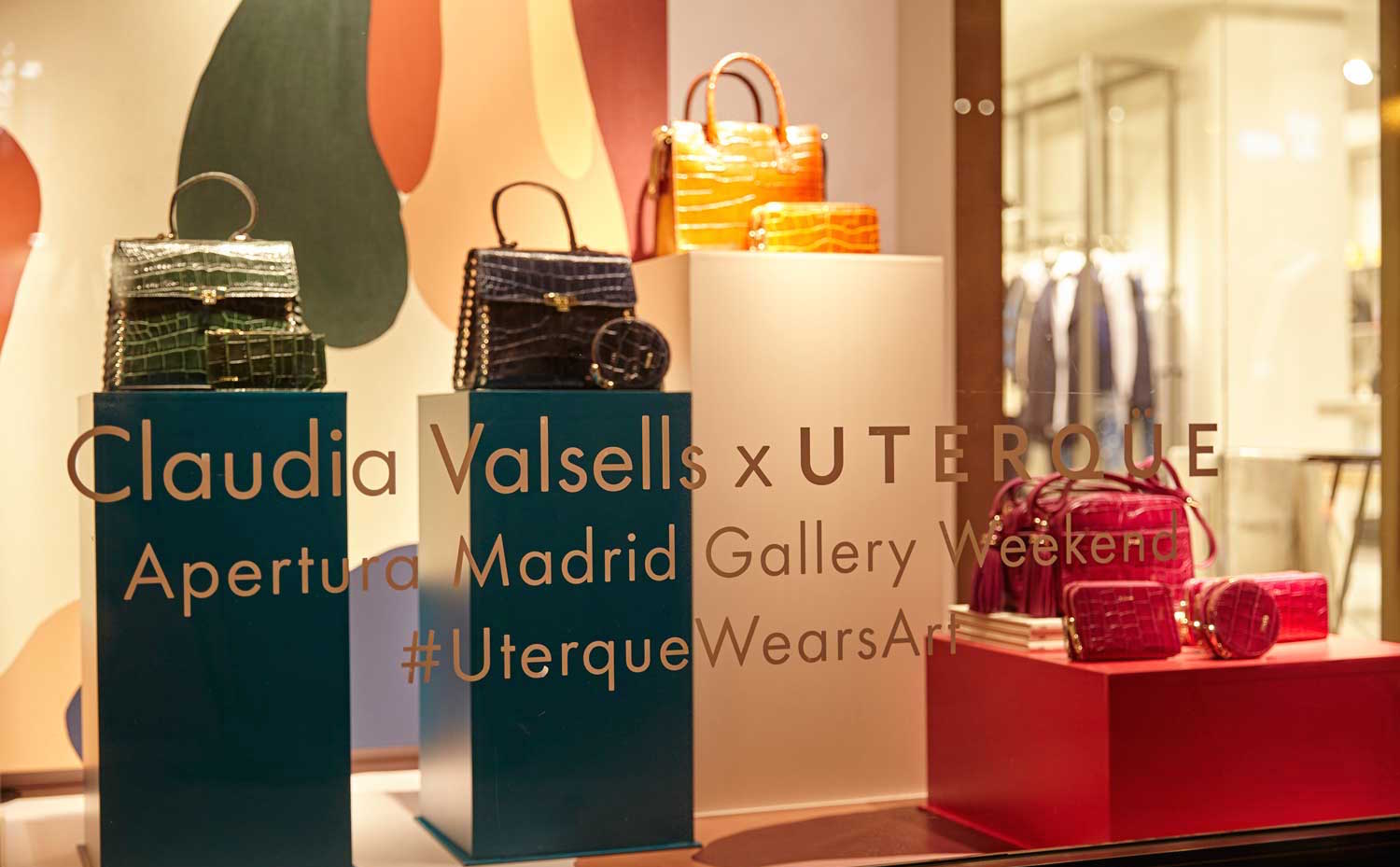 Escaparate de la tienda de Uterqüe en Madrid con obras de Claudia Valsells