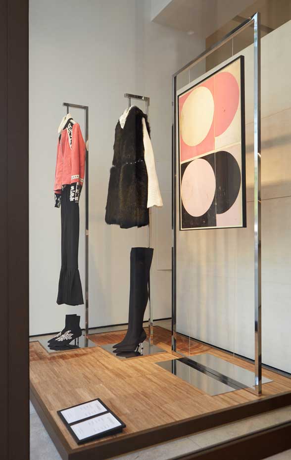 Interior de la tienda de Uterqüe en Barcelona con obras de Regina Giménez