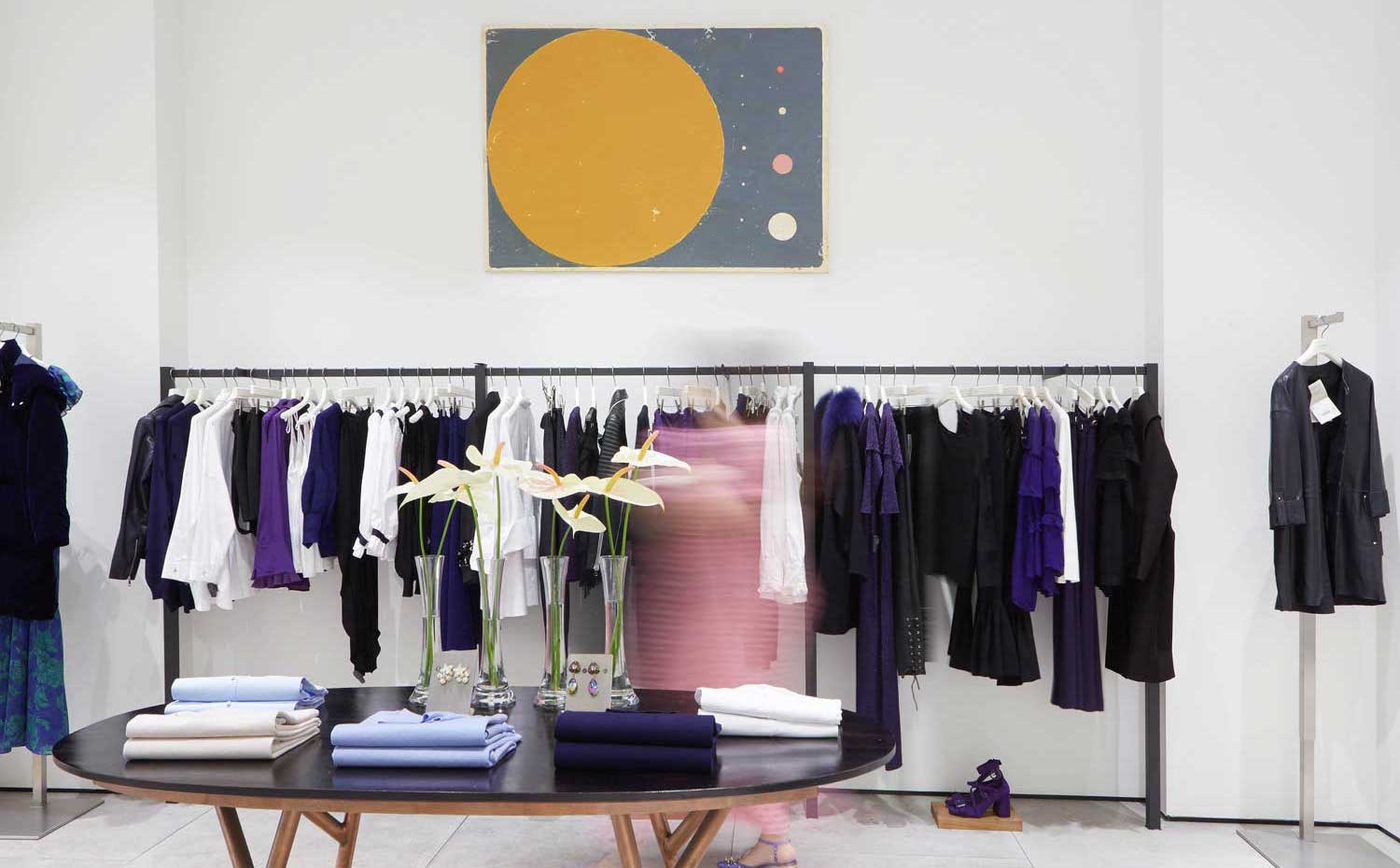 Interior de la tienda de Uterqüe en Barcelona con obras de Regina Giménez. Interior de la tienda en Barcelona 