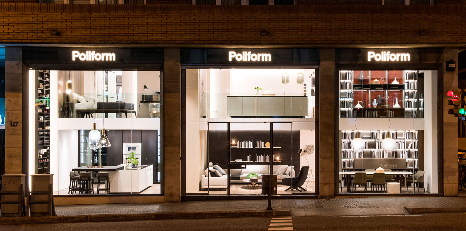 tienda de noche . Vista nocturna de la flagship de Poliform en Barcelona