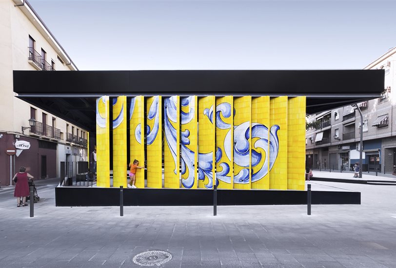 Los motivos ornamentales renacentistas de la cerámica de Talavera son reinterpretados en este caso para llenar de color y vitalidad el centro de la ciudad toledana