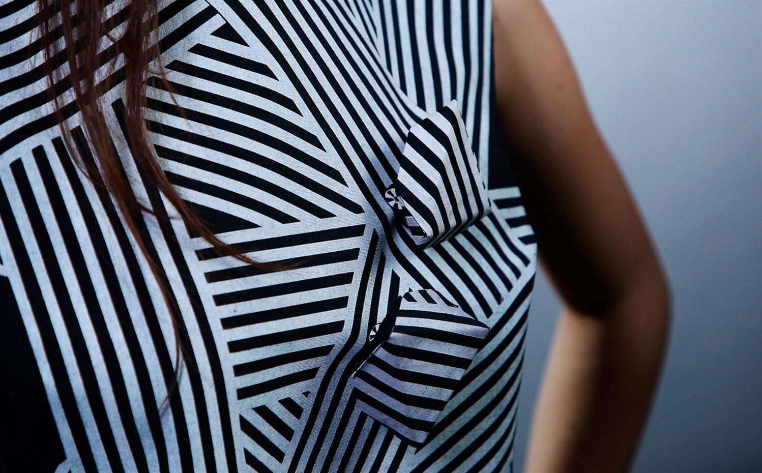 1 Kino pattern-changing img3. El broche y el vestido comparten estampado, por lo que la sorpresa todavía es mayor