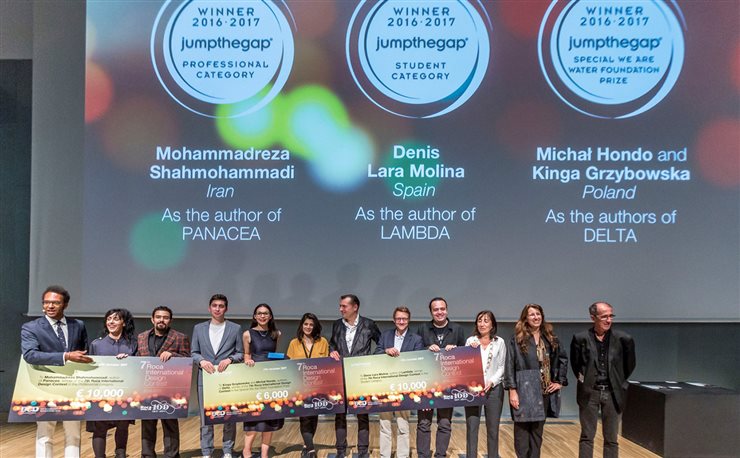 Los ganadores del premio acompañados de varios miembros del jurado, entre ellos su presidente, Patrik Schumacher, en el centro de la imagen