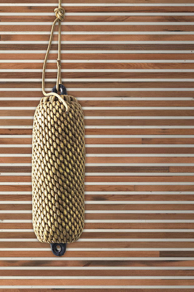 TIM-02 close up. Timber Strips teca sobre blanco