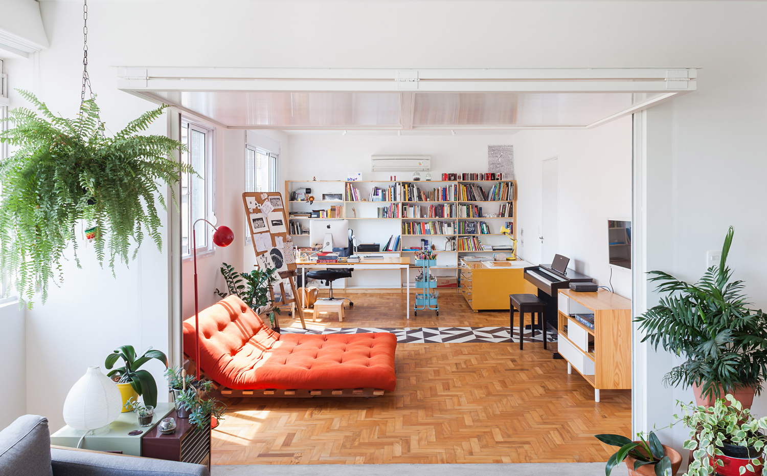 proyecto en Brasil de las arquitectas Claudia Bresciani y Júlia Risi  ventana interior