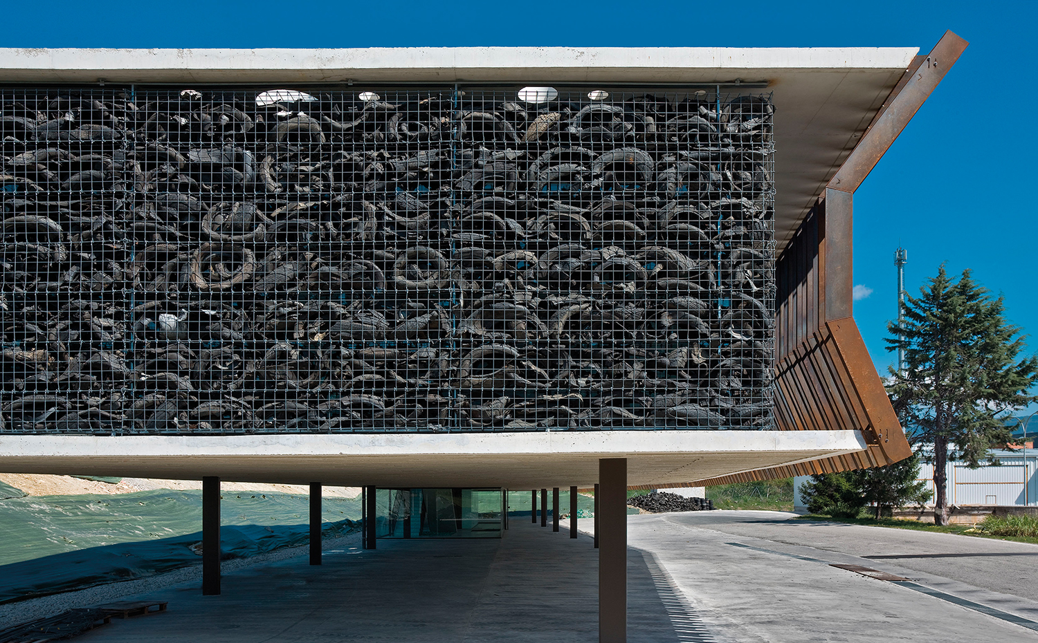 6a00d8341bfb1653ef0133f4499753970b-pi. Fachada del edificio Audenasa en Noáin (Navarra) recubierta de viejos neumáticos, de Antonio Vaíllo
