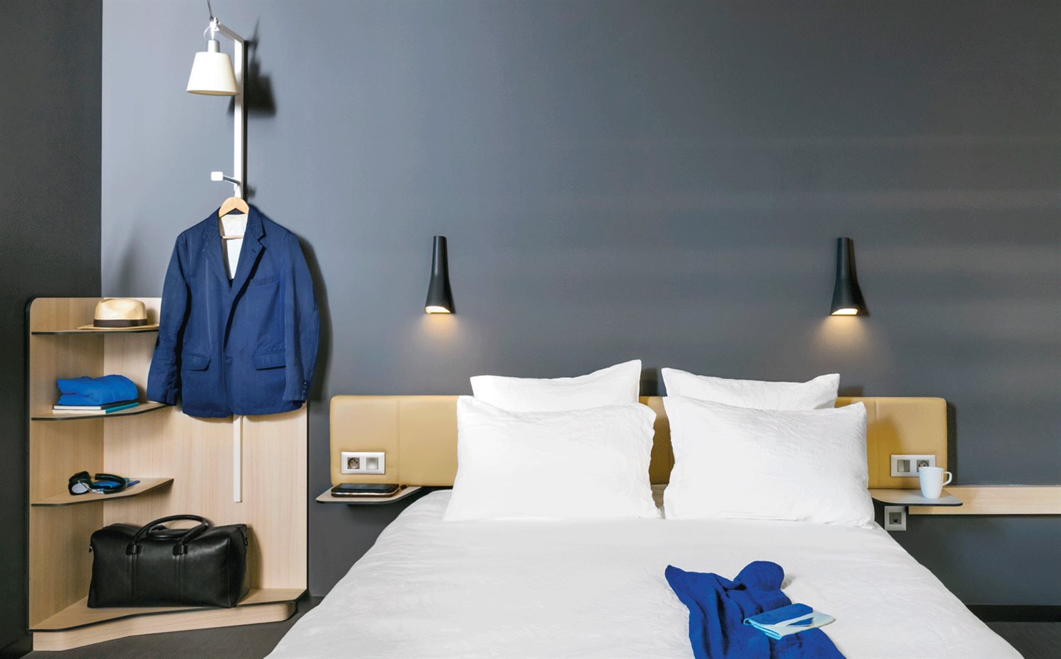 MD OKKO HOTELS BAYONNE-(26). Un vestidor junto a la cama permite dejar a la vista la ropa del día siguiente