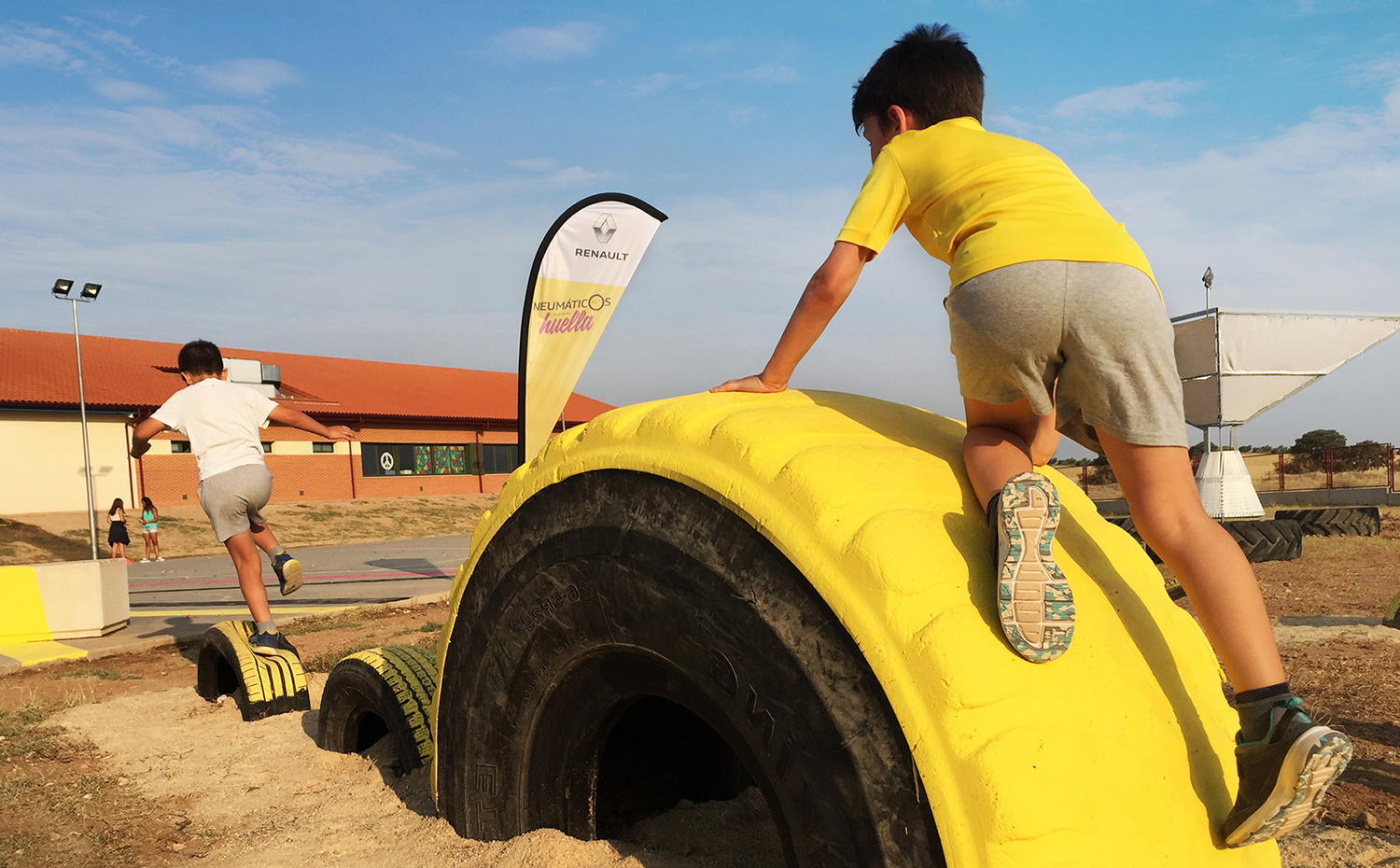 renault-parque-01. El colegio Maestro Rodrigo de Aranjuez (Madrid) ha creado un parque de juegos infantil con neumáticos reciclados en colaboración con Renault