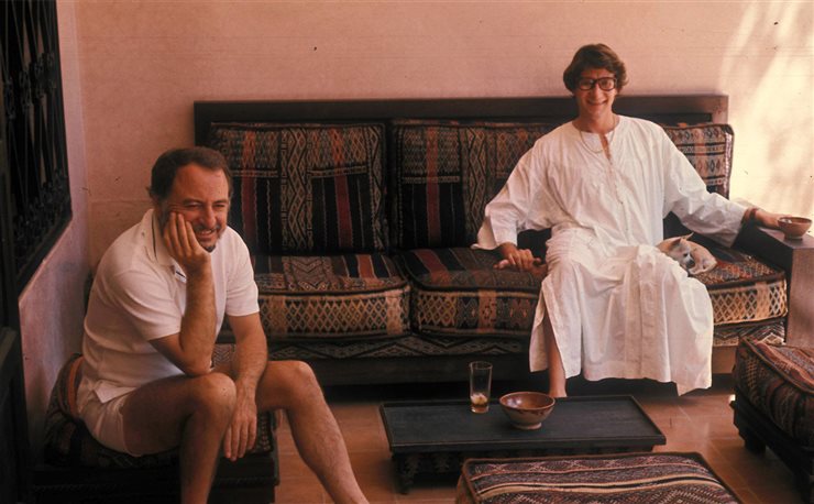 Yves Saint Laurent y Pierre Bergé en un su casa de Marrakech