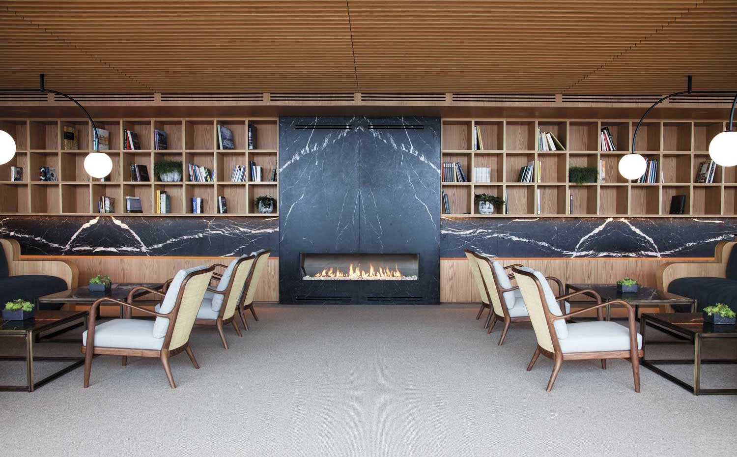 akelarre-hotel-san-sebastian-living-room-wood-marble-design-IMG 0040. Las butacas Agave, de Flexform, se combinan con las mesas diseñadas por Mecanismo