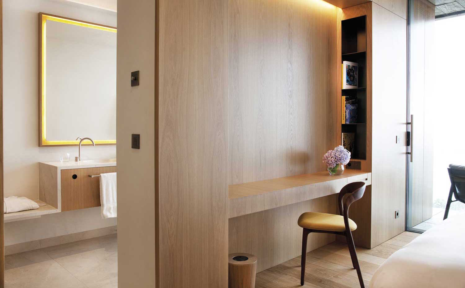 Hotel-Akelarre-(16). La configuración del armario ha permitido la incorporación de un escritorio