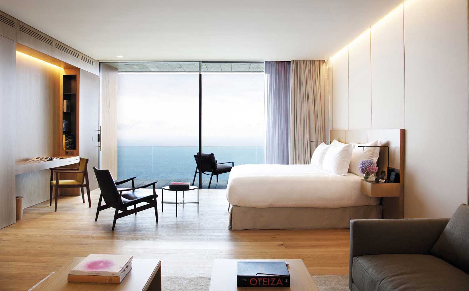 Hotel-Akelarre-(8). La decoración esencial de la suite Akelarre tiene en la madera a su principal cómplice