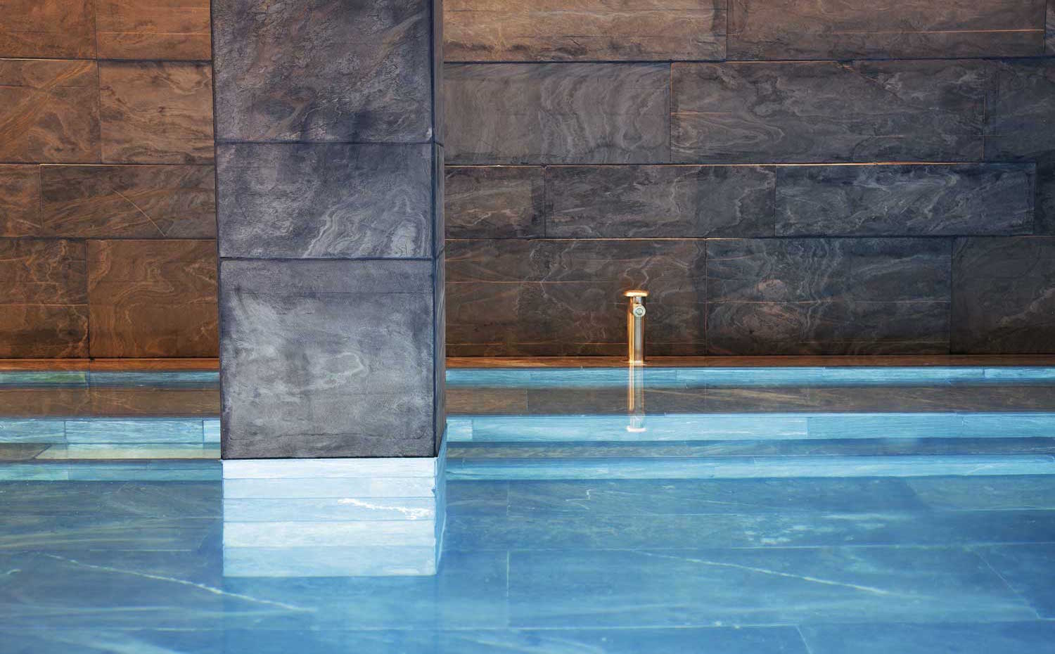 IMG 0547. Piscina interior con las superficies de mármol