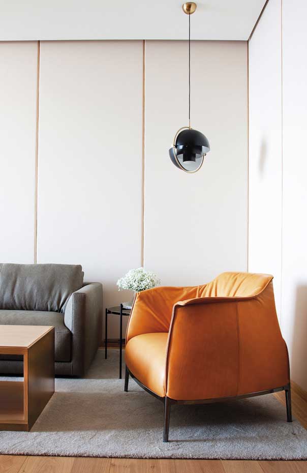 IMG 9939. Sillón Archibald, de J.M. Massaud para Poltrona Frau y lámpara Multi-Lite, de Louis Weisdor para Gubi 