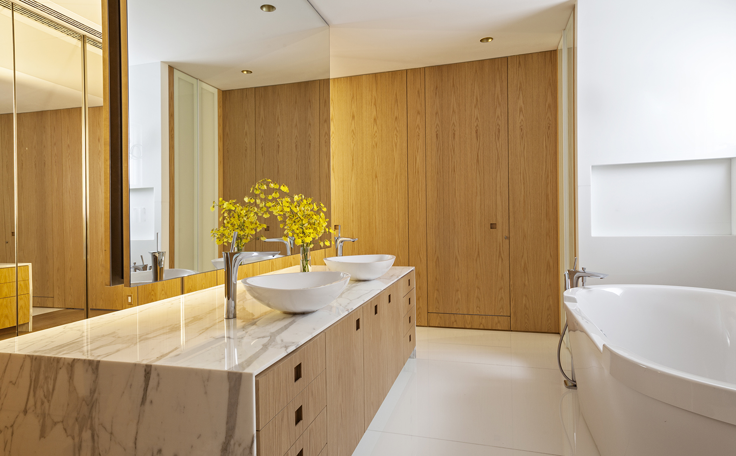 38147-main 3039-1 38147 sc v2com. El mobiliario del baño es un diseño a medida de los arquitectos. Grifería PuraVida, de Hansgrohe, lavamanos Axor Massaud y bañera exenta Axor Starck