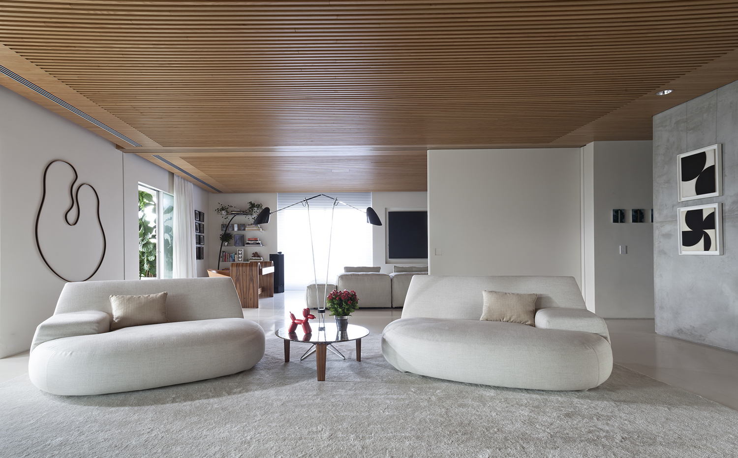 38153-main 3039-1 38153 sc v2com. Presidiendo una de las zonas del salón, dos sillones Big Bug, de Paola Navone para Poliform. Entre ellas, la mesa auxiliar Tablet, diseño de Claesson Koivisto Rune para Arflex. Detrás, la lámpara Doublepod, de David Weeks Studio