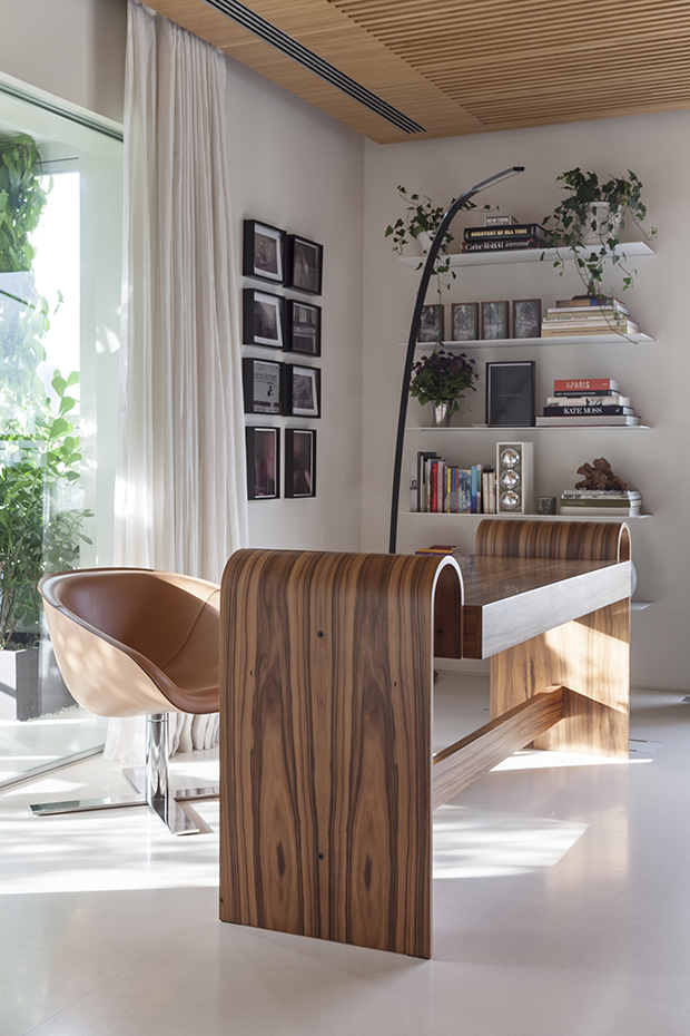 38159-main 3039-1 38159 sc v2com. El despacho se ha equipado con la mesa On Desk, de Oscar Niemeyer para Etel Design, y la butaca Mart, de B&B Italia. Lámpara de pie Yumi, diseño de Shigeru Ban para FontanaArte
