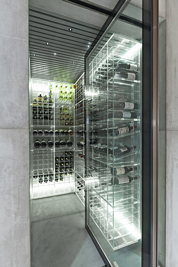 38165-main 3039-1 38165 sc v2com. Una abertura en la estructura de hormigón ha permitido crear una bodega cerrada con vidrio acrílico transparente