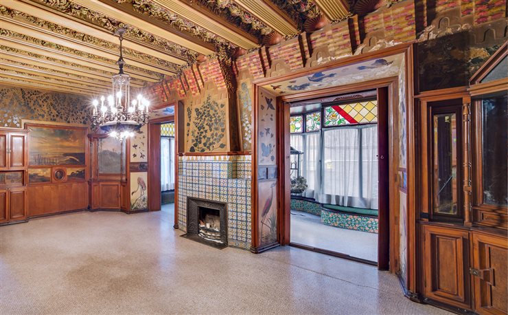 El comedor, uno de los ambientes recuperados de la vivienda que conserva el mobiliario original de Gaudí.