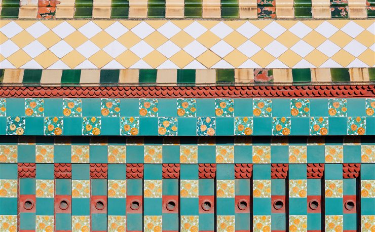 Detalle de la decoración cerámica de la fachada de Casa Vicens de Antoni Gaudí.