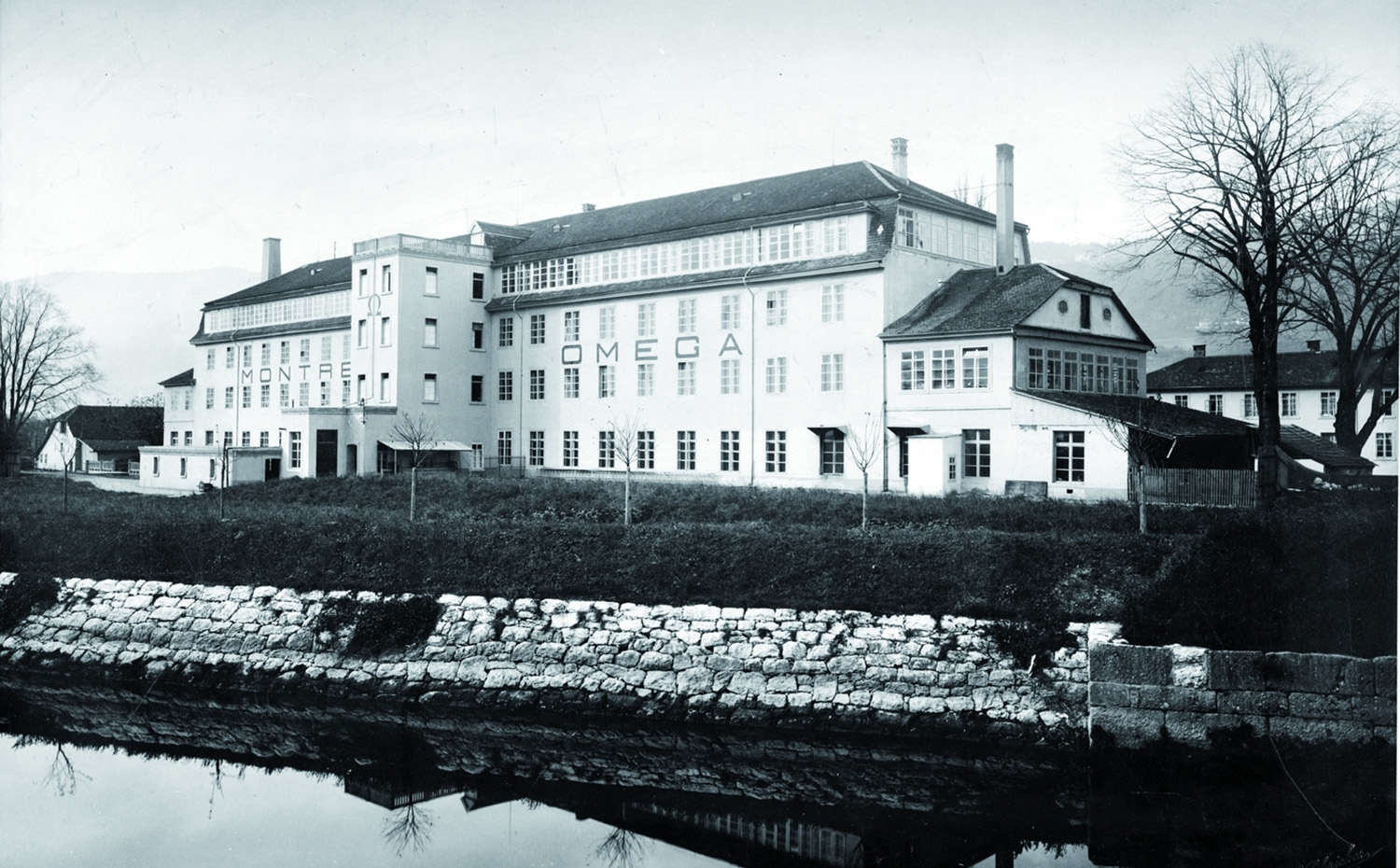 Omega lleva produciendo relojes en Bienne desde 1882. En la imagen, la antigua factoría de la marca en 1902