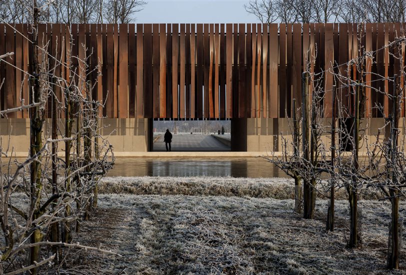 Crematorio Hofheide, en Bélgica, del estudio RCR Arquitectes