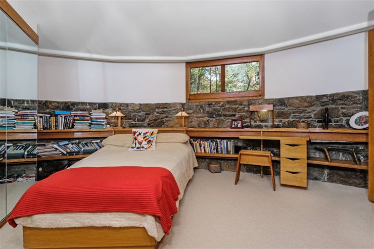 Dormitorio de la planta superior de esta casa de Frank Lloyd Wright.