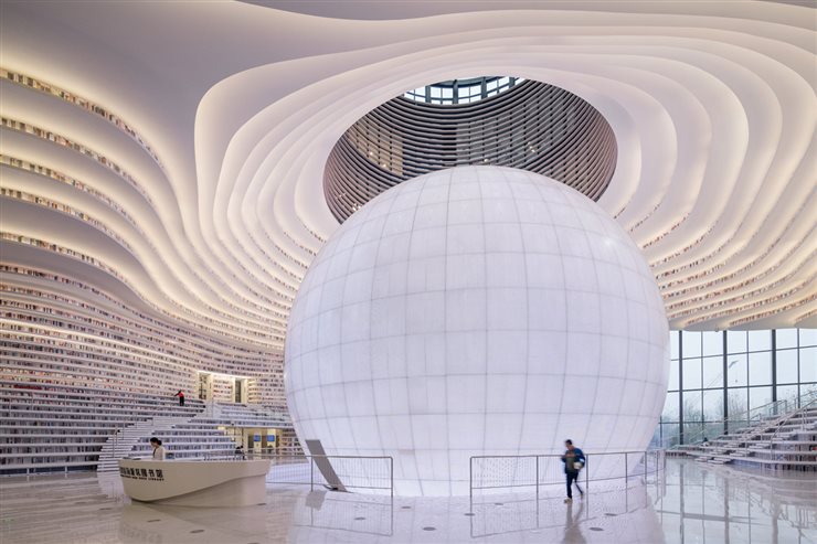 Vista interior del atrio y el auditorio en forma de globo ocular.
