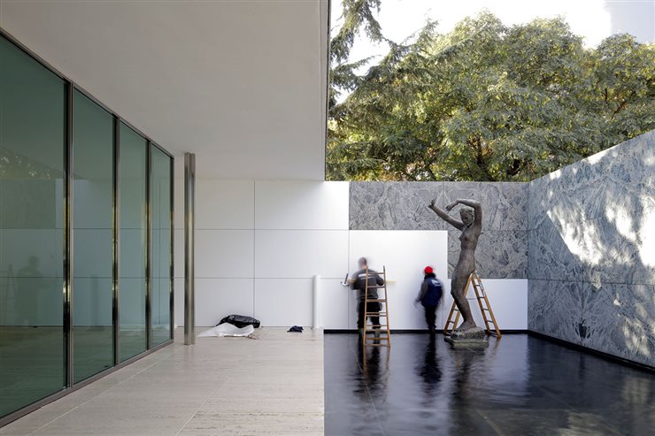 El Pabellón Mies van der Rohe de Barcelona fue entronado como icono de la modernidad en la exposición “Modern Architecture” del MoMA de Nueva York de 1932.
