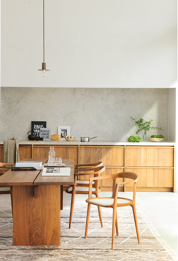 027 DSC3679. La zona de comedor dentro de la cocina se ha equipado con una mesa diseñada por los arquitectos y hecha a medida con madera  de nogal. Las sillas son las DC10, de Myazaki Chair Factory. La lámpara de supensión es el modelo Candela di Vals, de Peter Zumthor para el fabricante Viabizzuno.