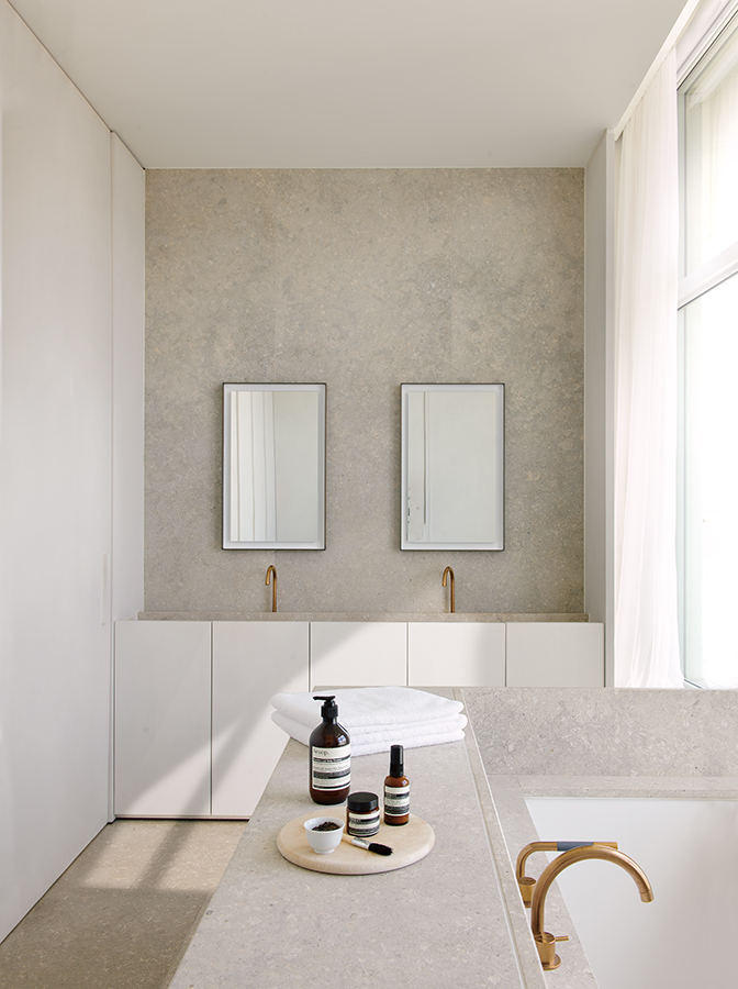 067 DSC4251. Una de las características del estudio de arquitectura Hans Verstuyft es que realiza diseño de producto y mobiliario, lo que logra que cada uno de sus proyectos de interiorismo destile una gran coherencia, como confirma este baño.