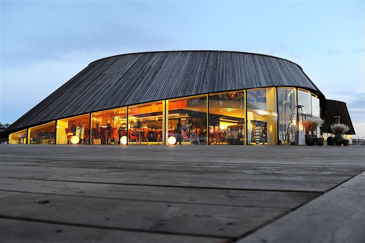 La fachada del restaurante Onda en Oslo, de Alliance Arkitekter y MAPT, es de madera de kebony, una especie exótica poco conocida pero de coste asequible

