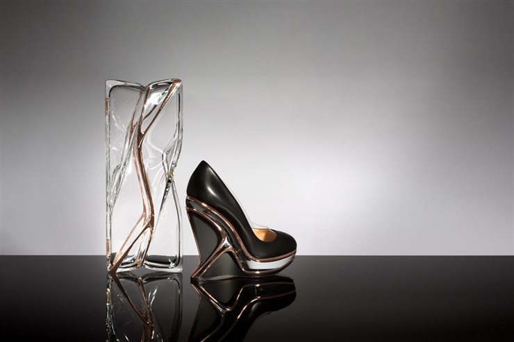 La colaboración se cerró con dos piezas: un bolso y unos zapatos lanzados a la venta por la marca Charlotte Olympia.
