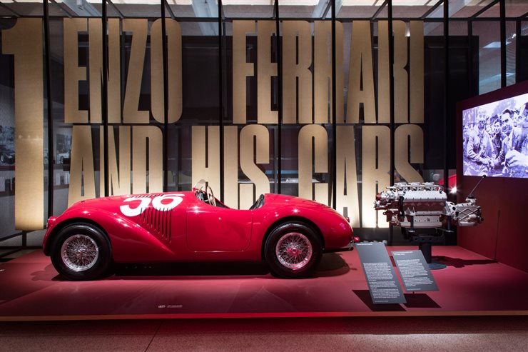 La exposición explica la historia de Enzo Ferrari, fundador de la marca.
